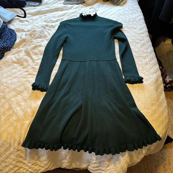 Elegant Green Long Sleeve Dress - Picture 3 of 4